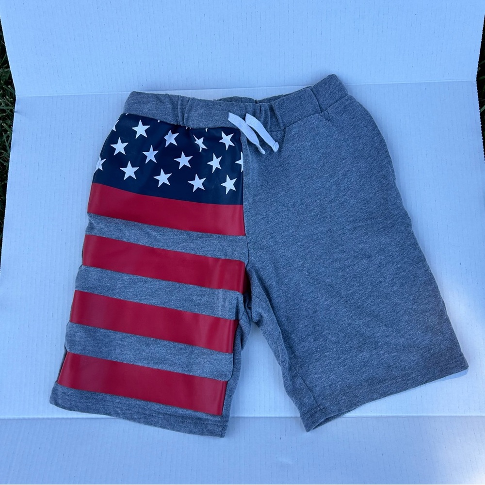 XL(14)The children place gray shorts with USA flag